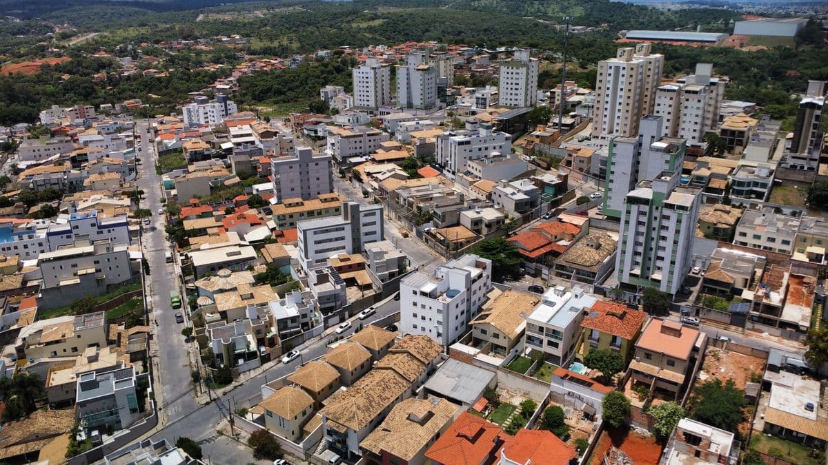 Bairro residencial visto do alto, com prédios, casas e ruas arborizadas