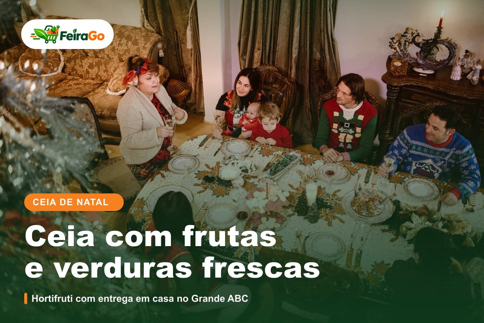 Família reunida em volta de uma mesa de Natal decorada, com enfeites vermelhos e prateados ao fundo