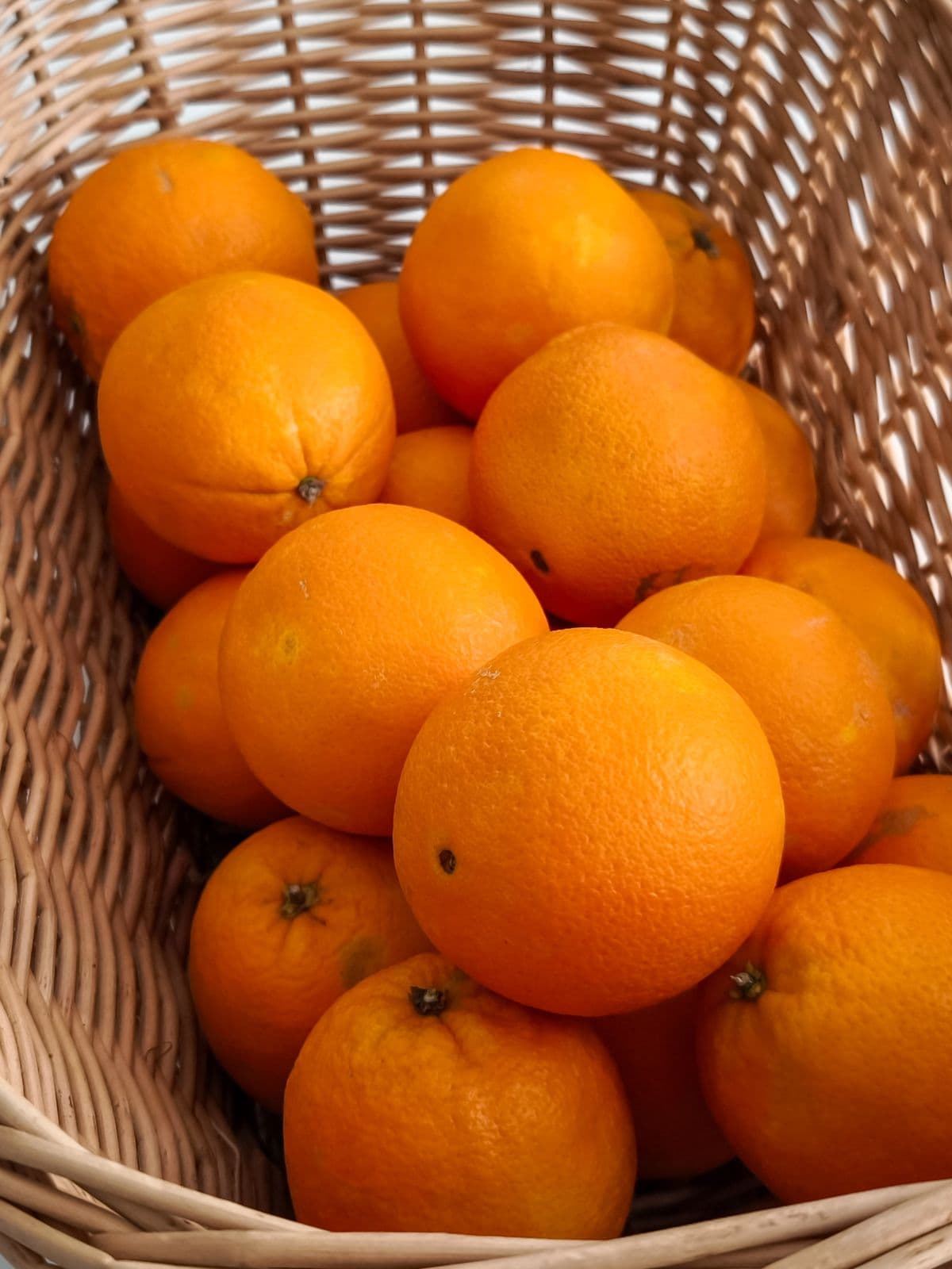 Laranjas frescas em cesta de vime