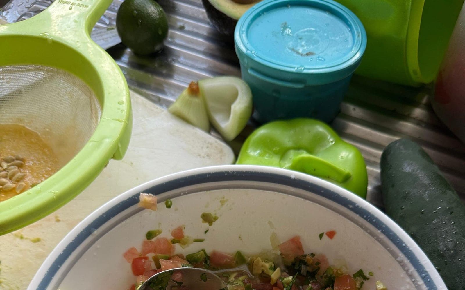 Tigela com molho fresco de tomate, abacate e pimentão picados