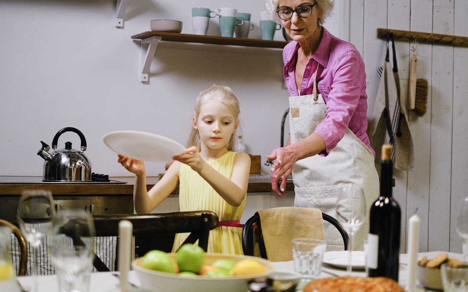 Avó e neta preparam uma refeição juntas em uma cozinha