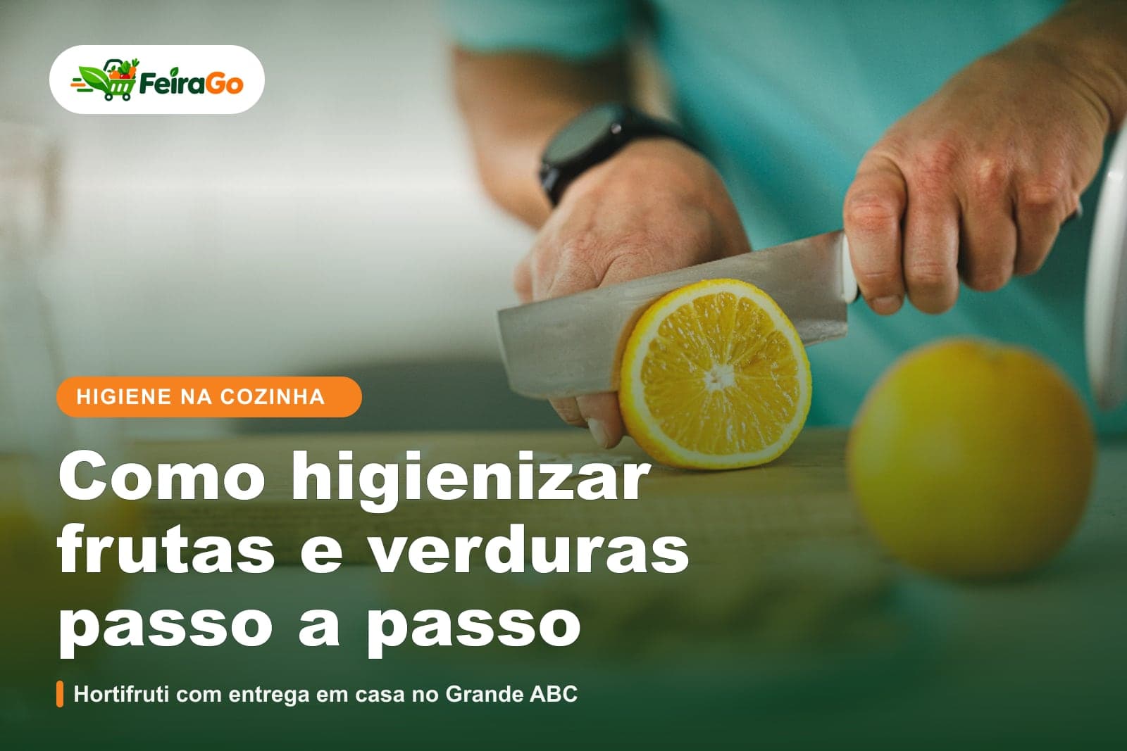 Mãos cortam uma laranja sobre uma tábua de madeira, com suco de laranja ao lado
