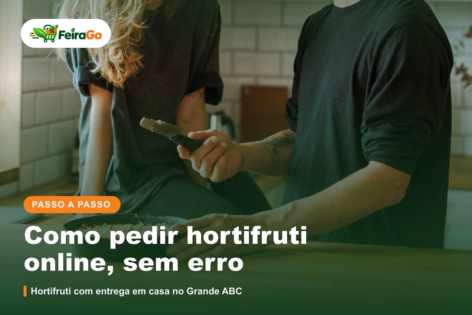 Casal conversa na cozinha enquanto um deles olha o celular