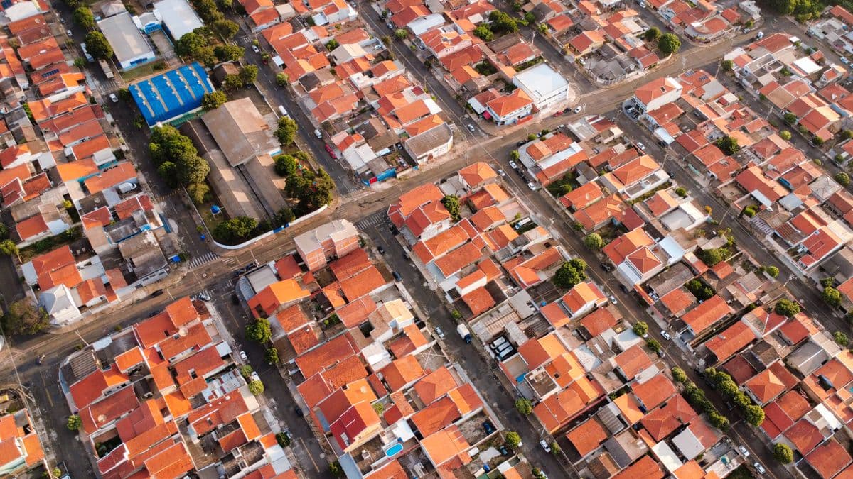 Bairro residencial de telhados laranja visto de cima