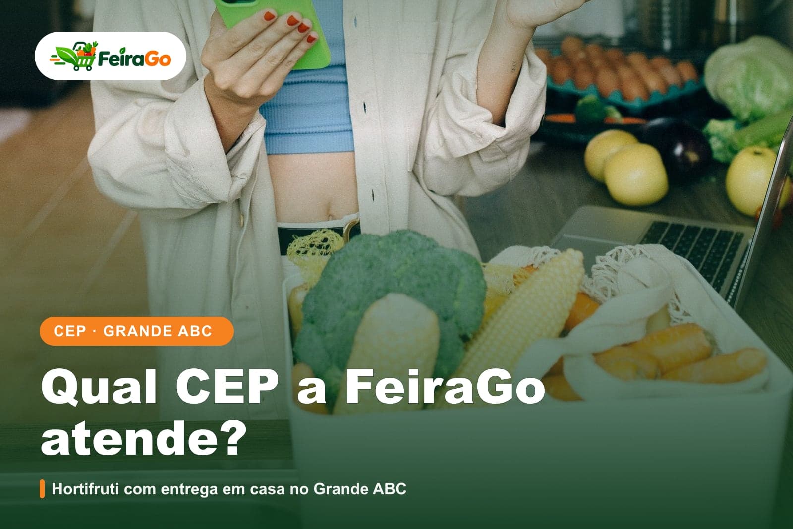 Mulher de camiseta clara olhando para o celular com uma banana na mão em uma cozinha