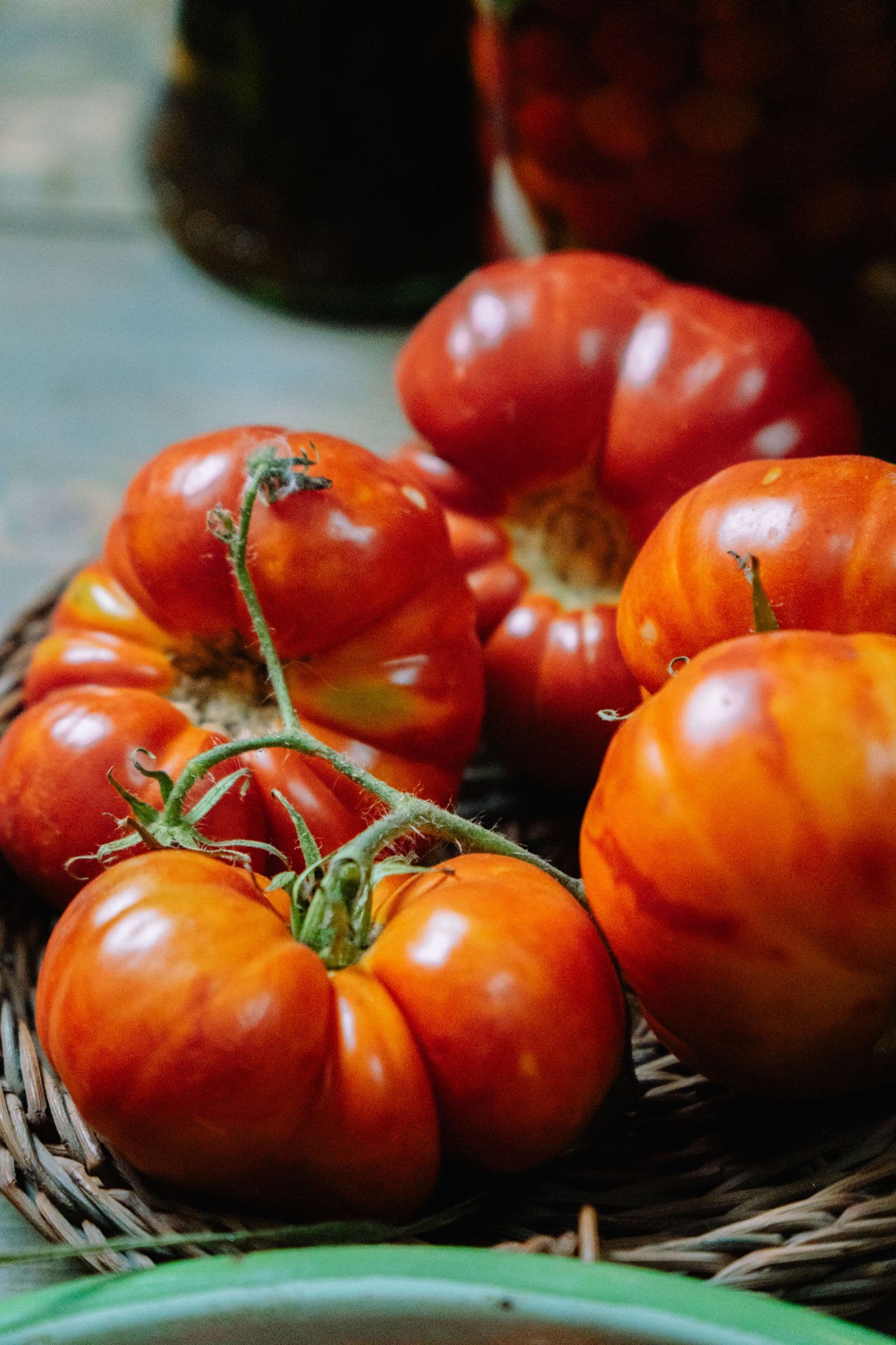 Tomates grandes e maduros, com formato irregular, em close-up