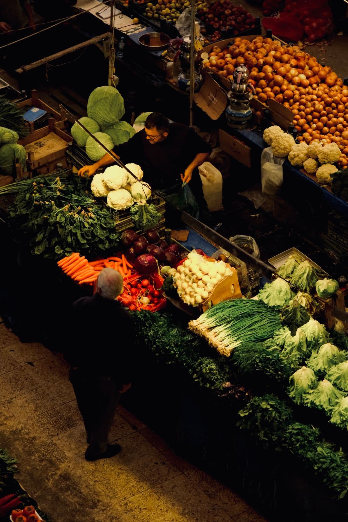 Vista de cima de uma barraca de feira cheia de vegetais frescos variados
