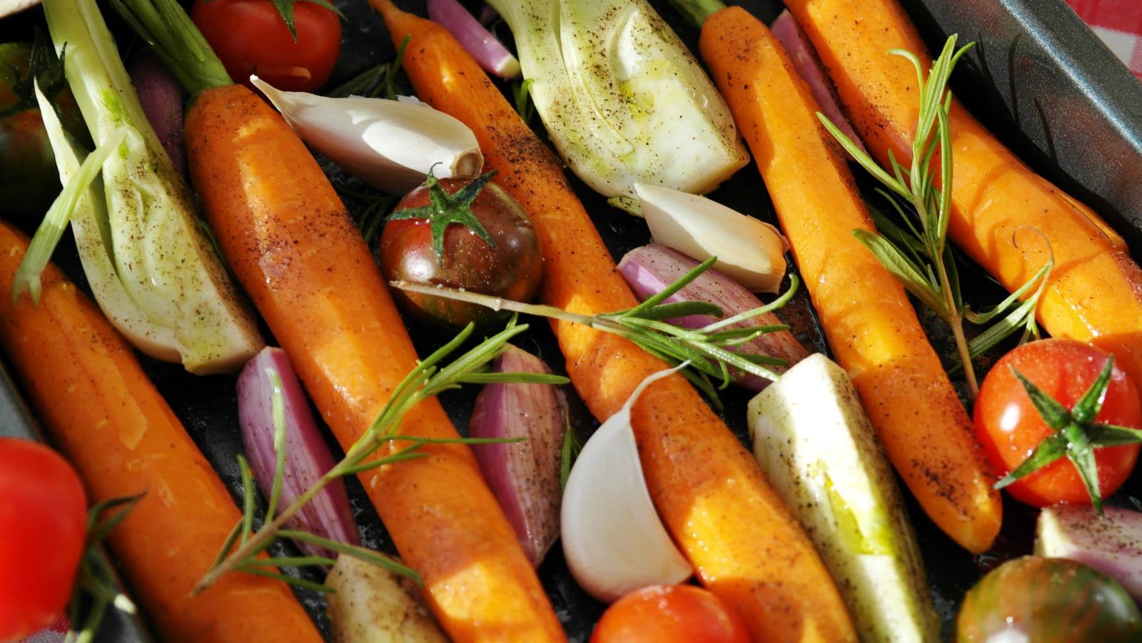 Cenouras, tomates e ervas frescas coloridas prontas para o preparo