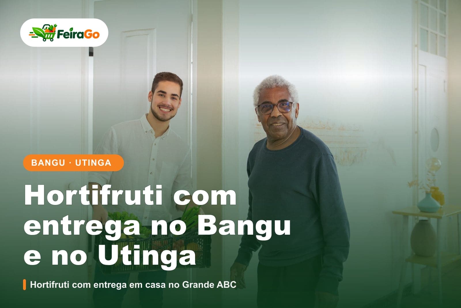 Jovem sorridente de camisa branca segurando uma caixa de verduras ao lado de um senhor na porta de casa