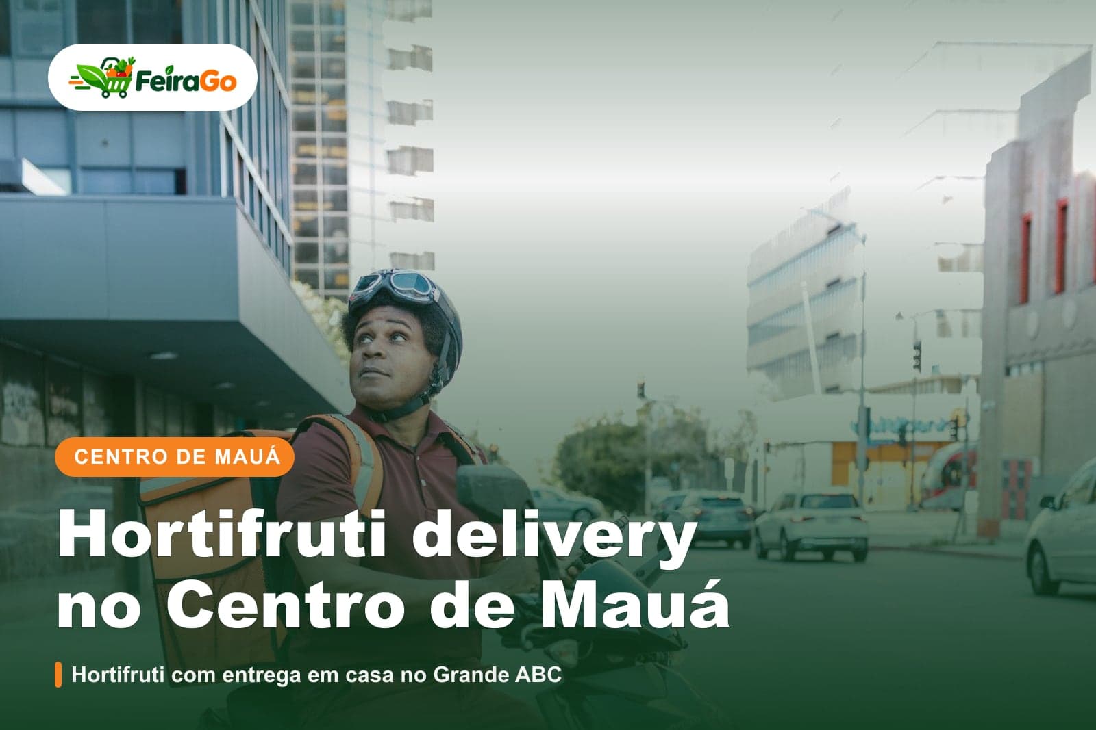 Entregador de moto com mochila térmica laranja parado numa rua da cidade, de capacete