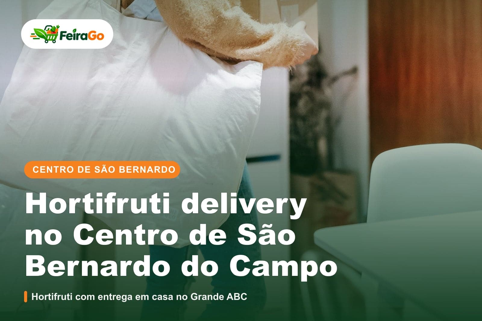 Mulher de suéter bege com uma sacola de tecido no ombro, carregando caixas de papelão ao entrar em casa