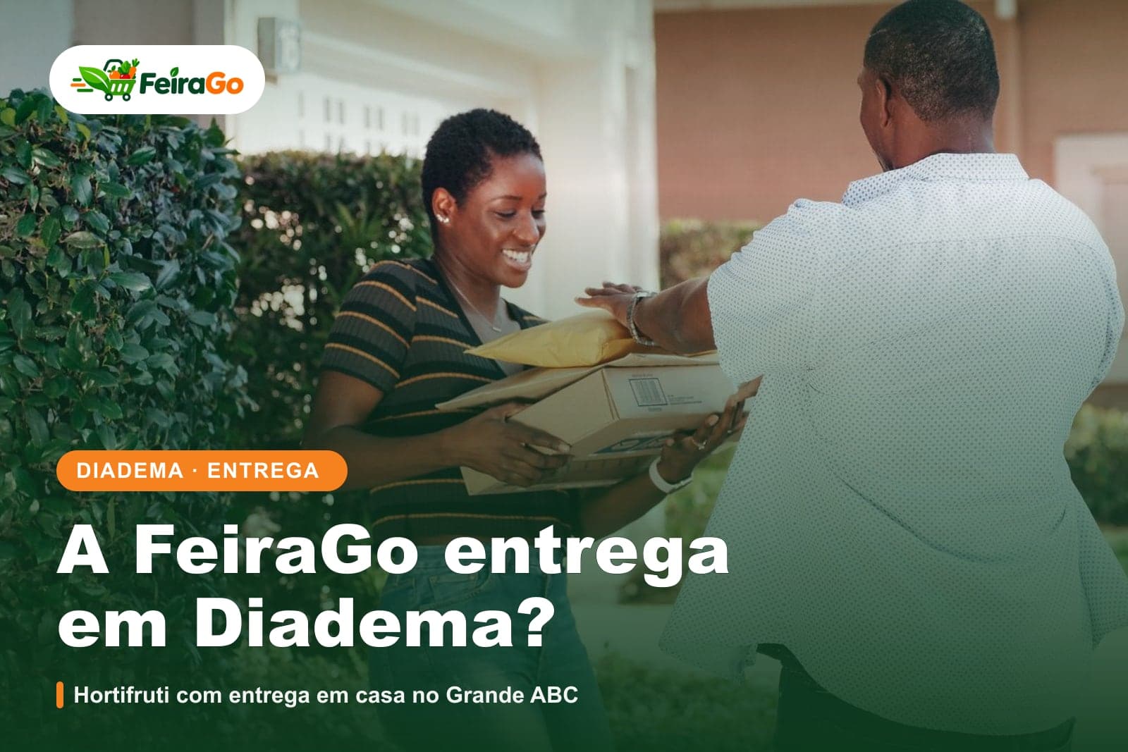 Mulher sorridente recebe uma entrega de compras na porta de casa, com um entregador de costas
