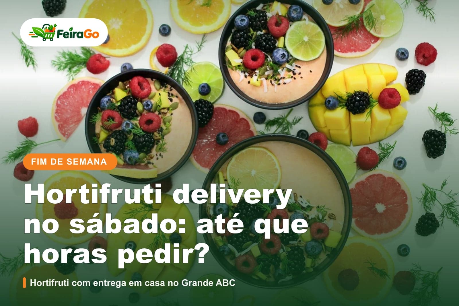 Visão de cima de tigelas com frutas, cítricos cortados, manga e frutas vermelhas