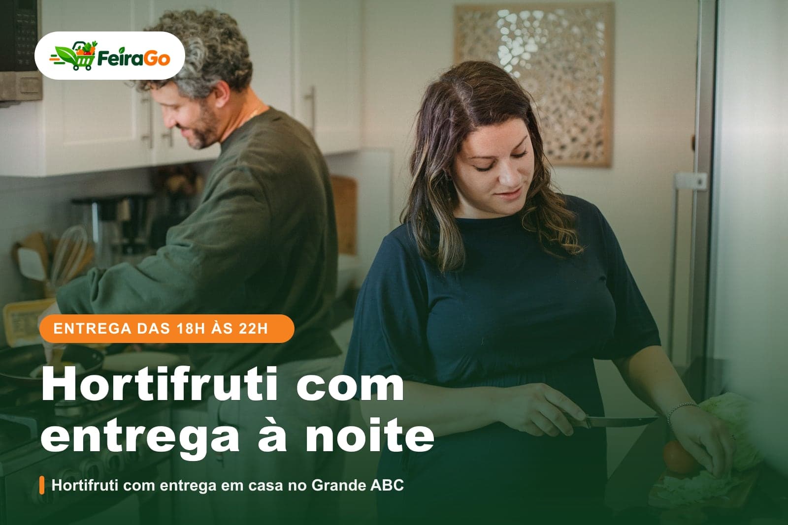 Casal cozinhando o jantar junto: ele de camisa verde mexe na panela e ela, de blusa azul, corta um tomate