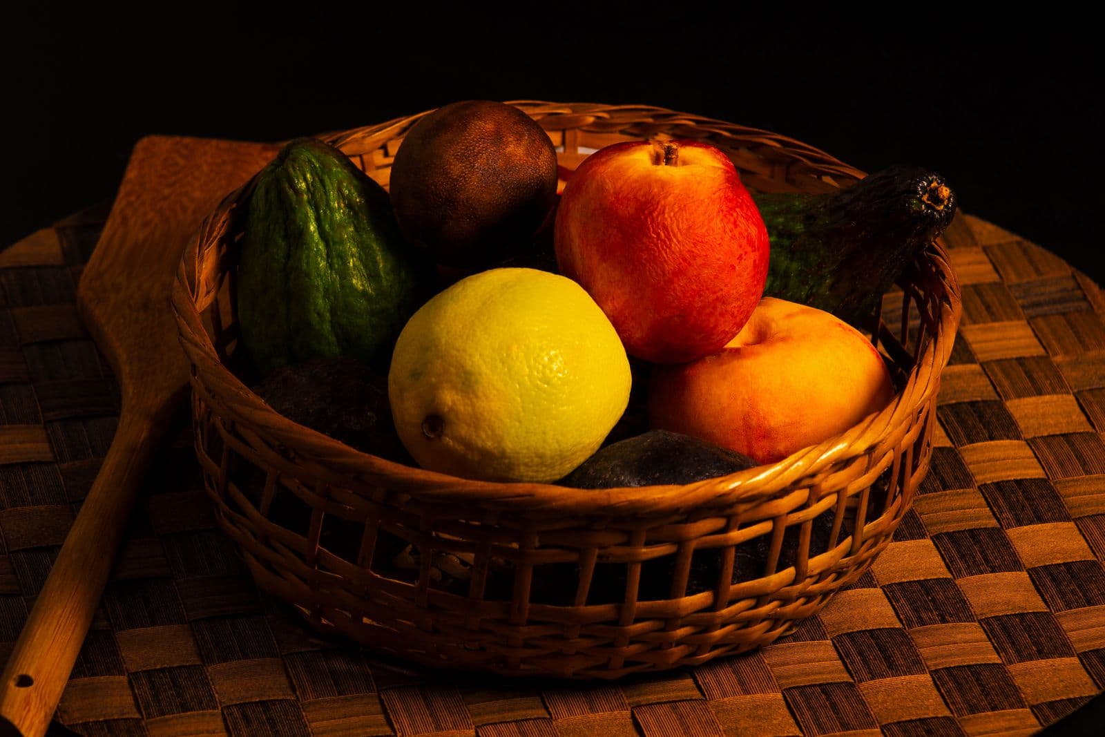 Cesta de vime com frutas variadas em luz quente