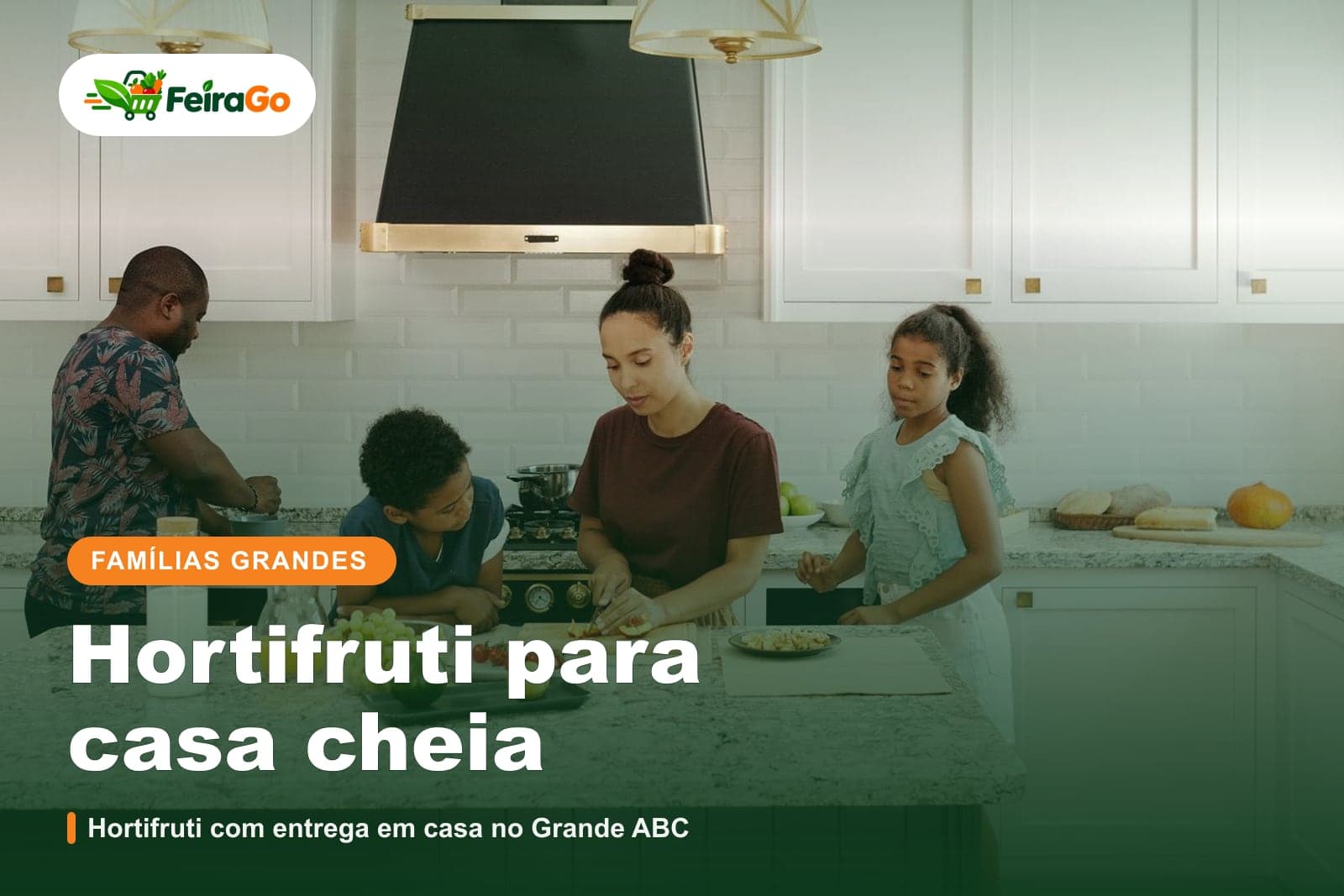 Pai, mãe e três filhos cozinhando juntos numa cozinha clara, com tábuas e saladas sobre a bancada