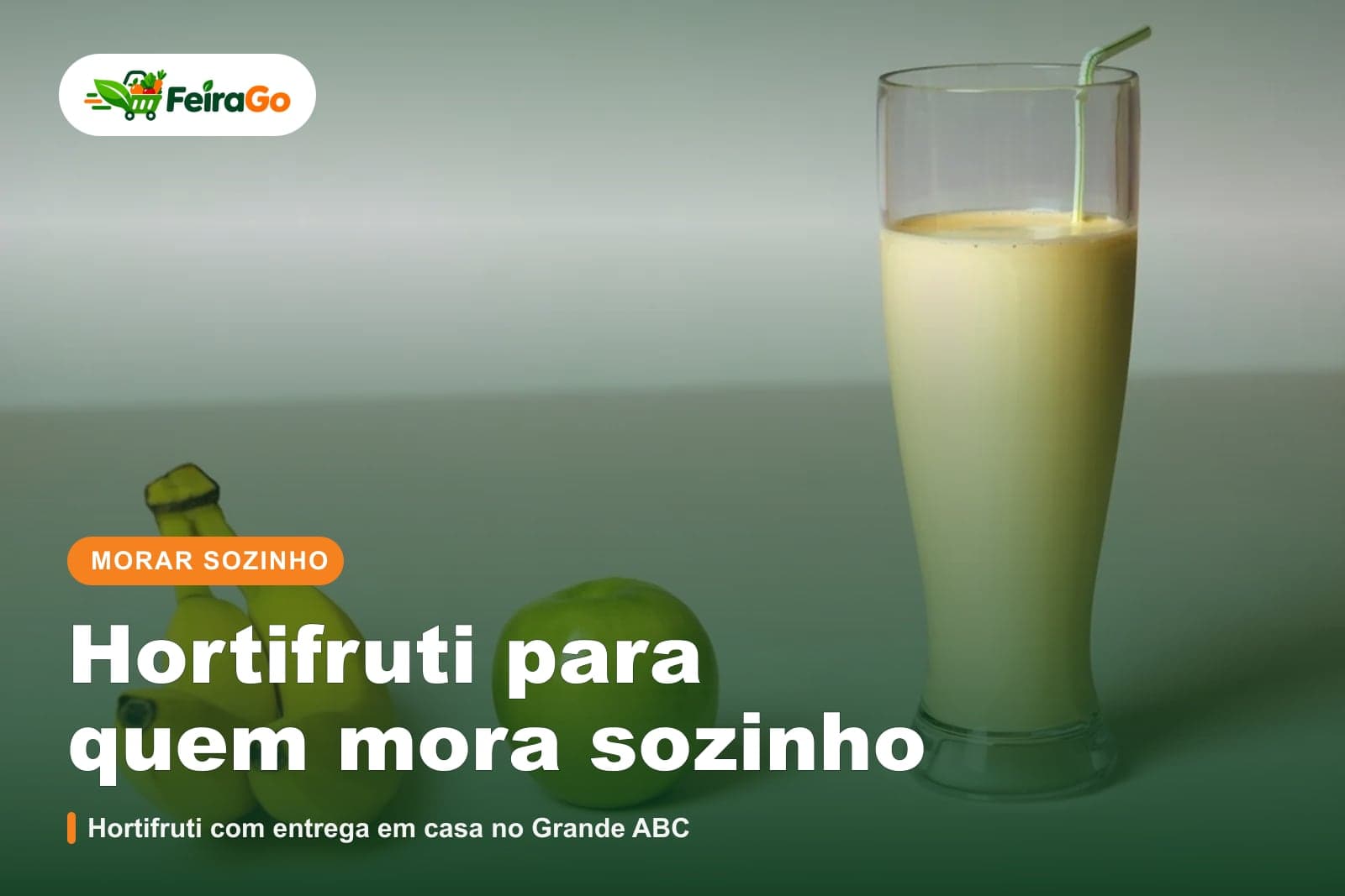 Duas bananas, uma maçã verde e um copo de vitamina sobre uma mesa clara