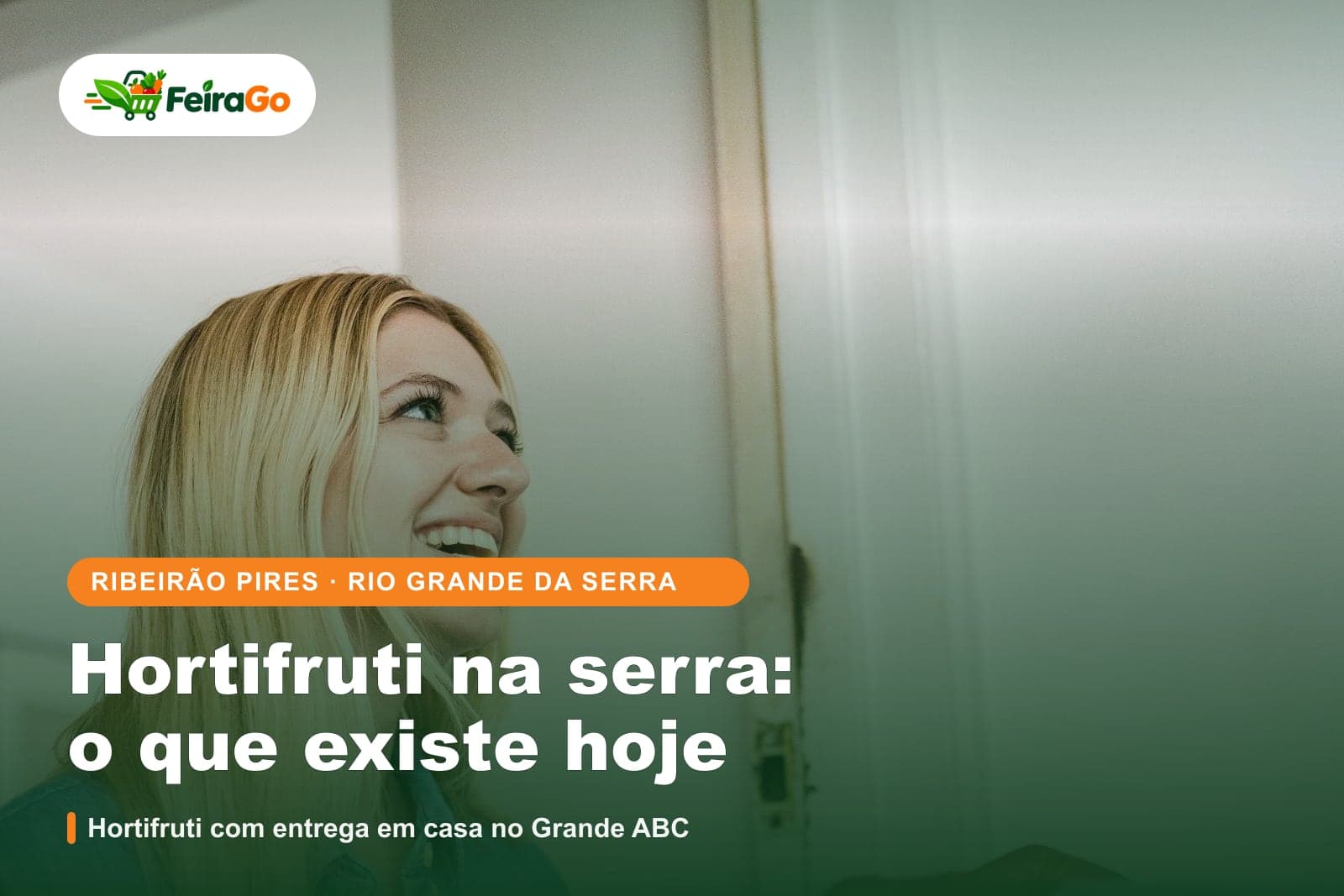 Mulher loira sorrindo na porta de casa enquanto recebe um pacote de um entregador