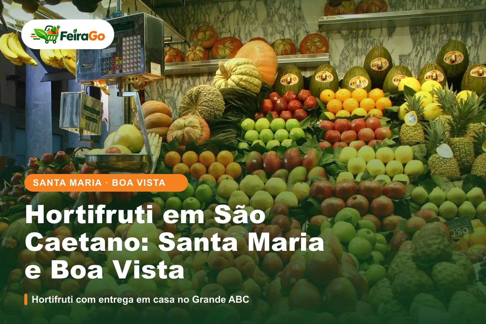 Banca de feira lotada de frutas e verduras coloridas, com uma balança ao fundo