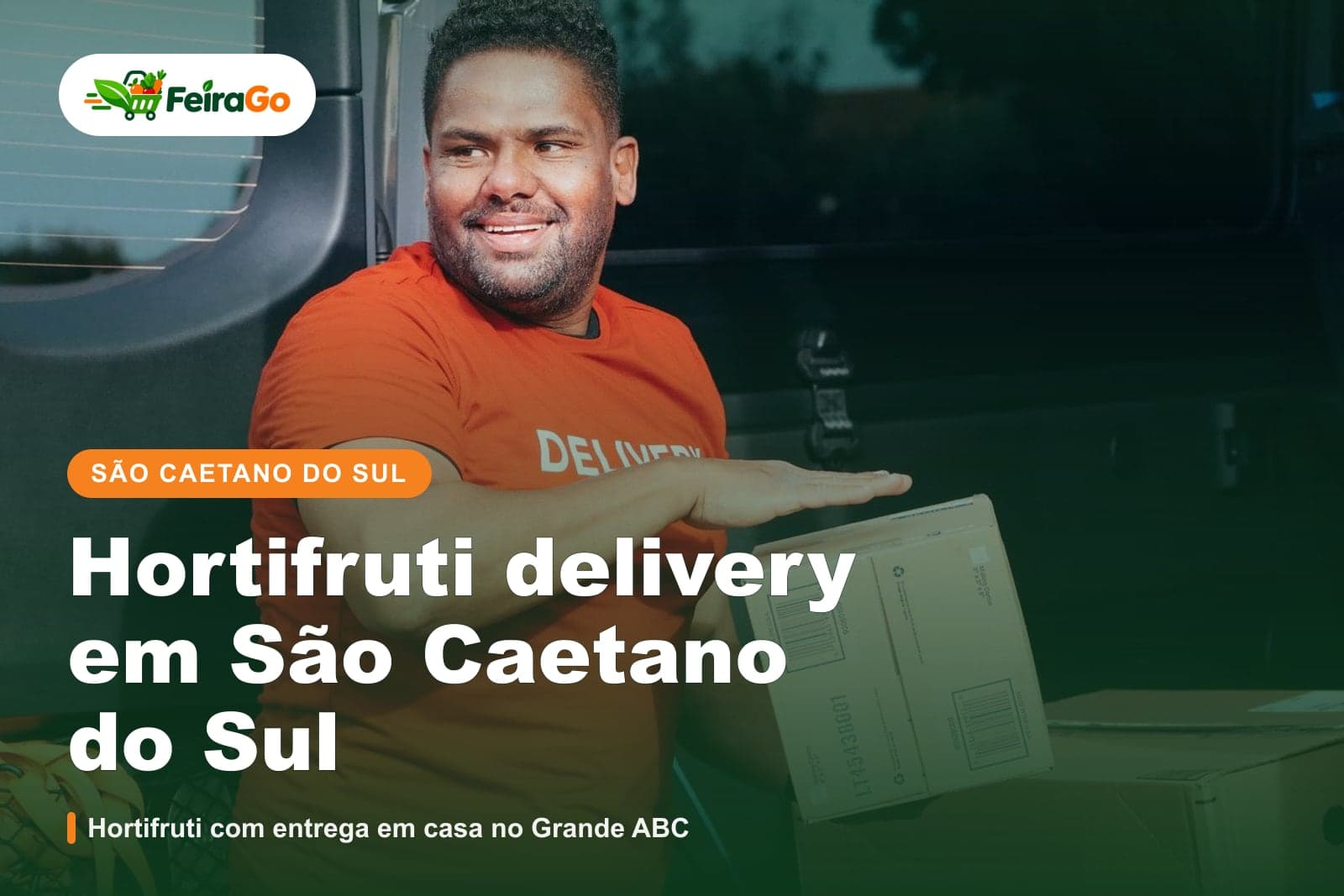 Entregador de camiseta laranja com um sorriso simpático, ao lado de caixas de papelão, ao fundo de uma van