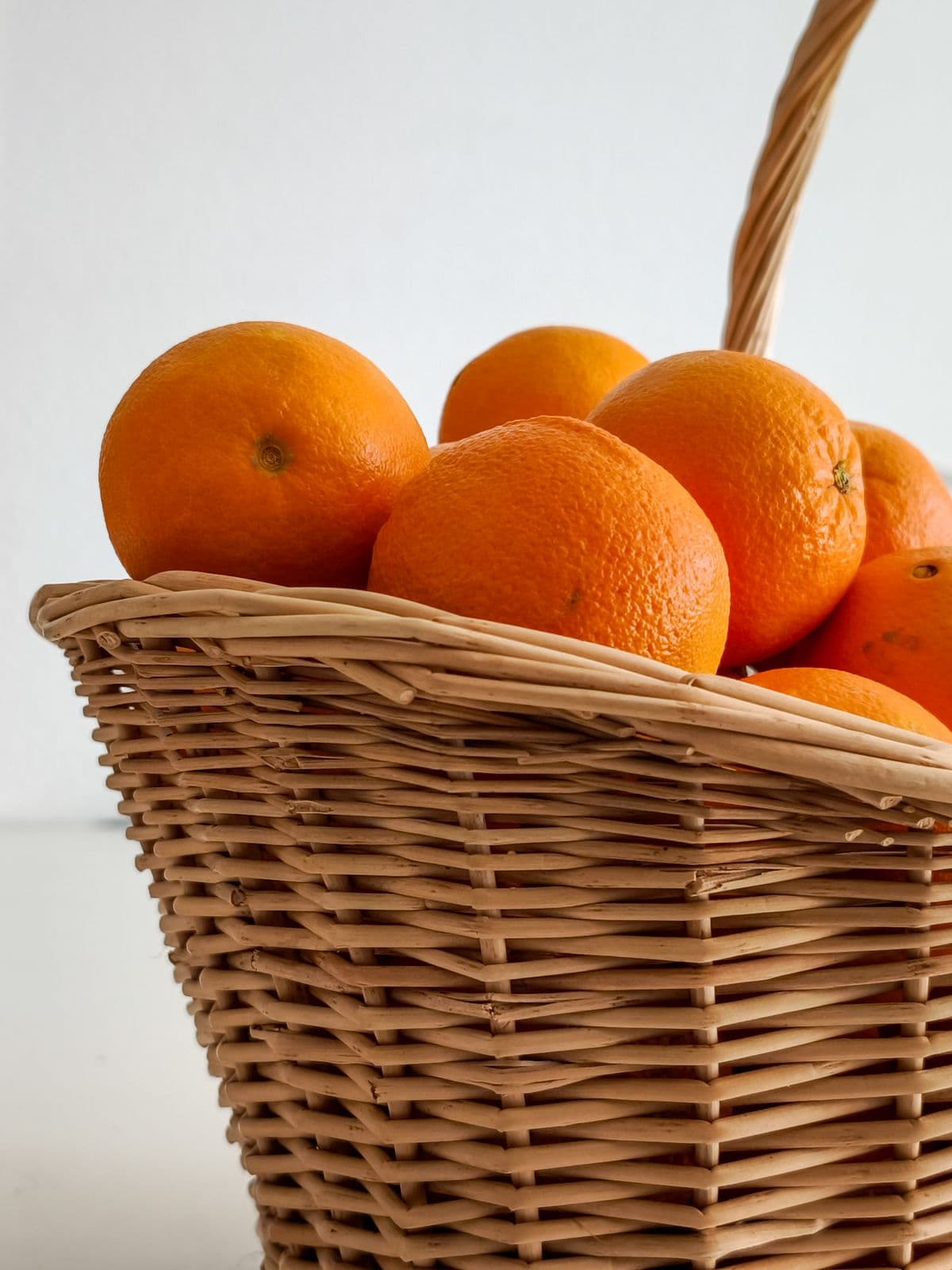 Laranjas frescas em cesta de vime