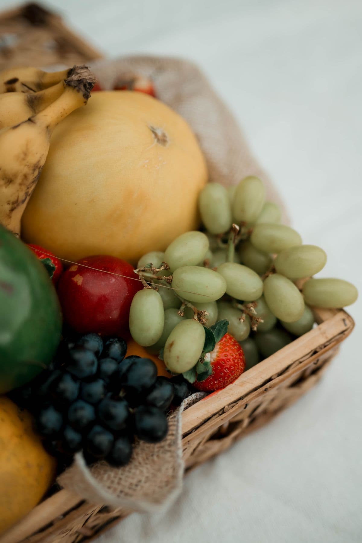 Cesta com frutas frescas variadas sobre um pano branco