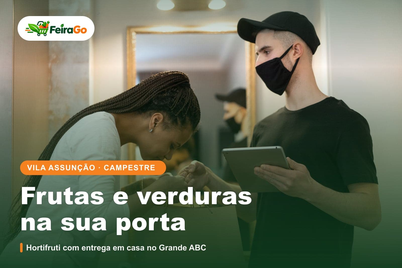 Mulher de cabelos longos trançados recebe uma sacola de compras de um entregador de máscara na entrada de casa