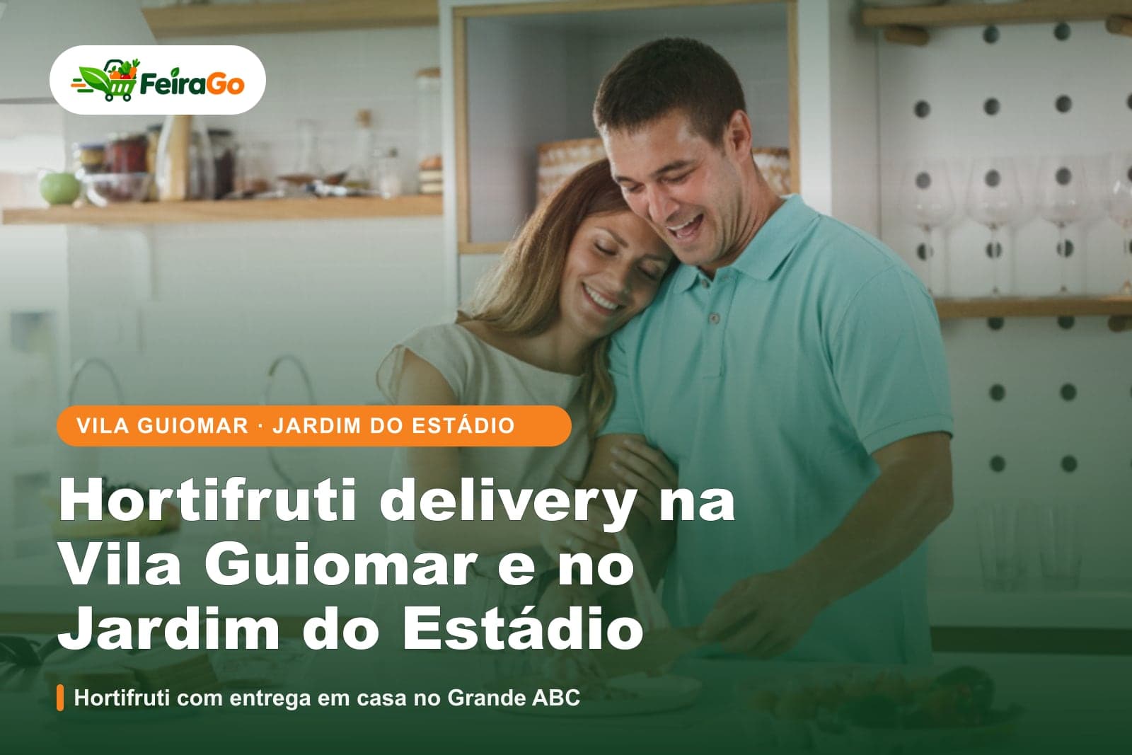 Casal sorri enquanto prepara uma refeição juntos em uma cozinha clara