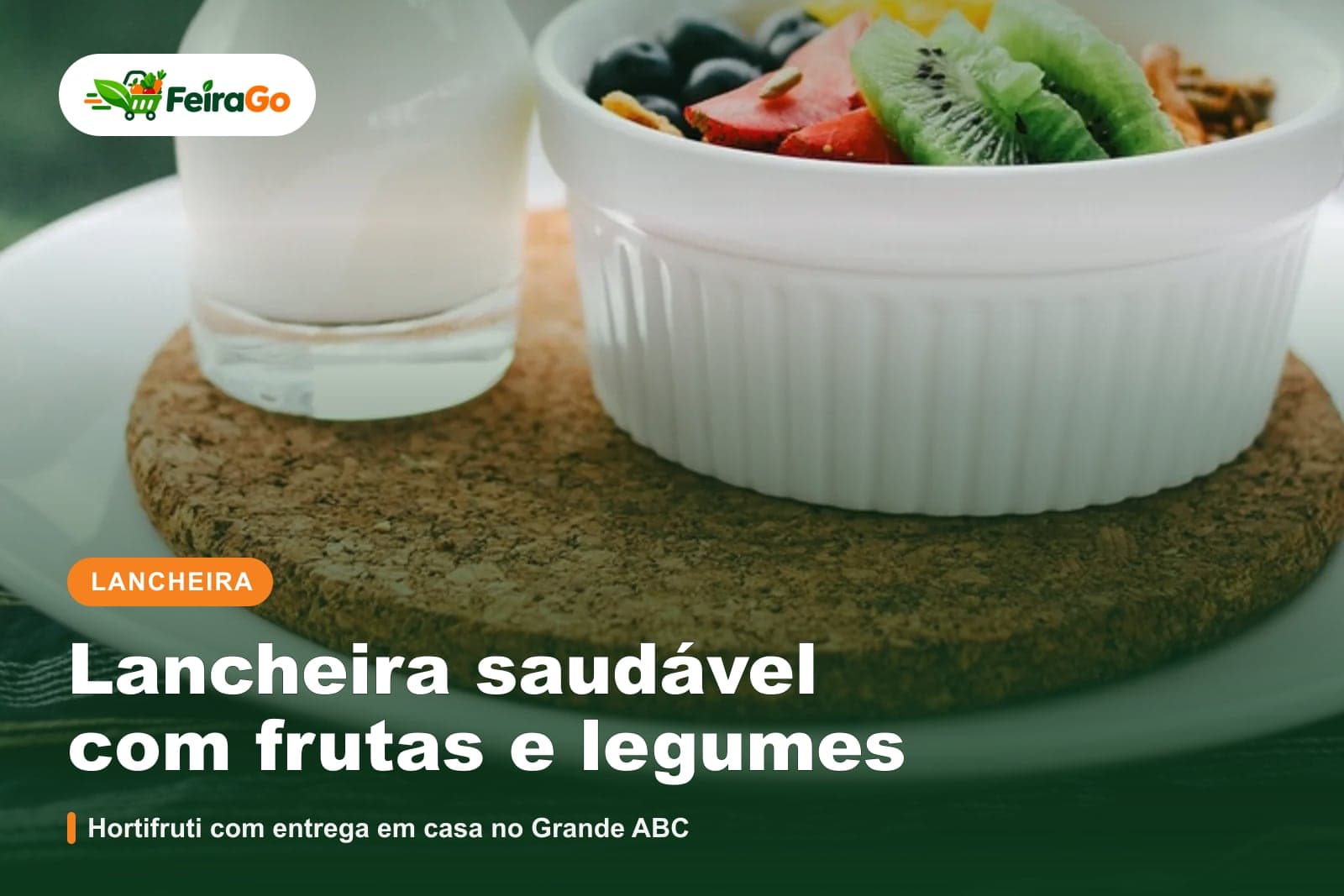 Potinho branco com kiwi, frutas vermelhas e granola ao lado de um copo de leite