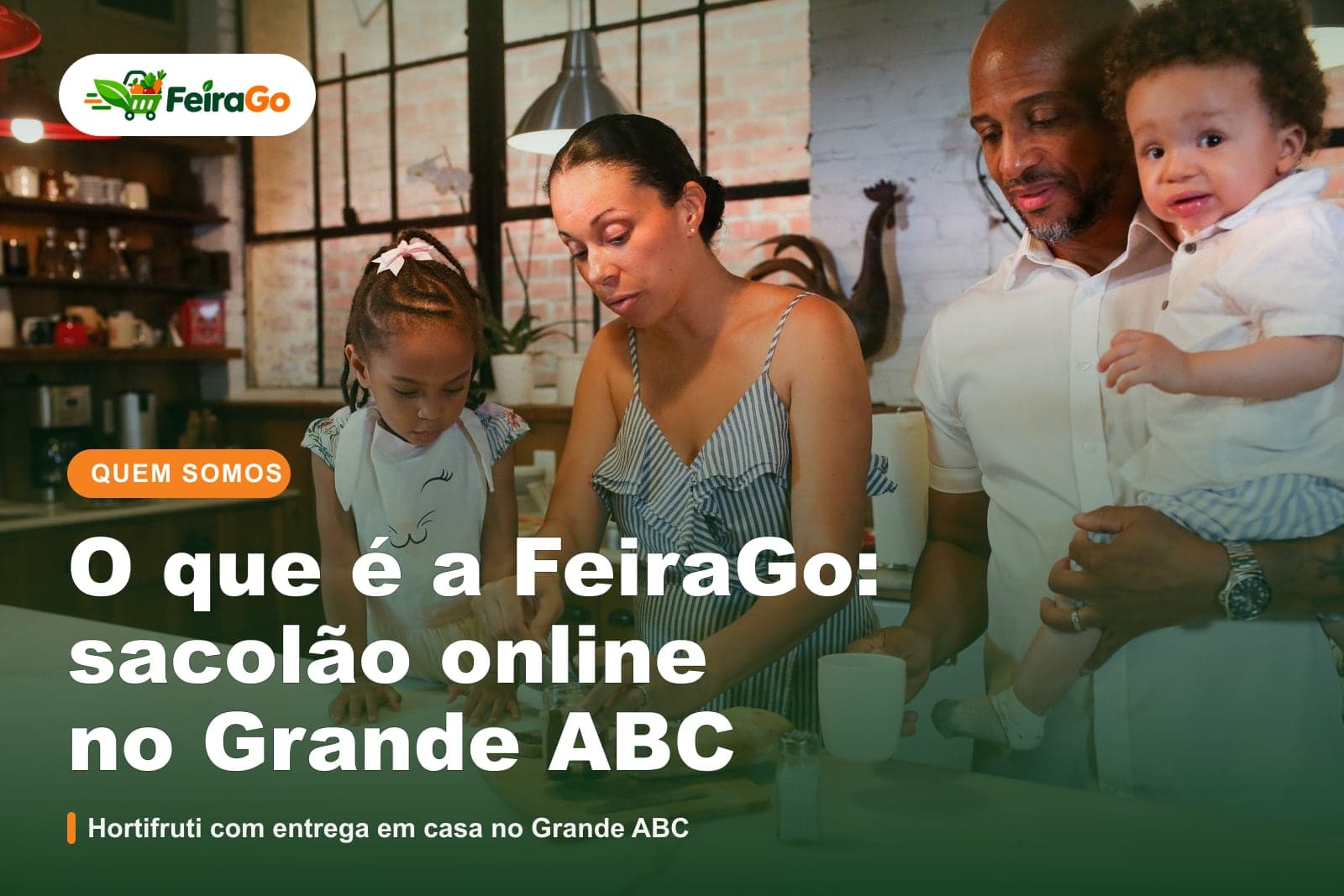 Mãe e filhos pequenos numa cozinha rústica de tijolinhos, ela segurando o bebê e a menina mexendo em legumes
