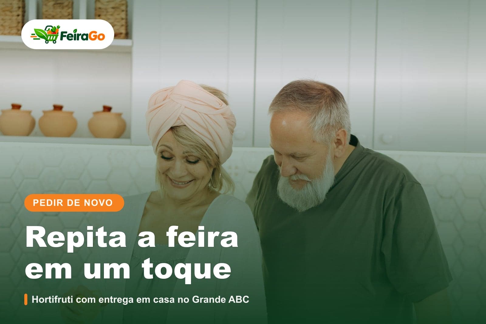 Casal sorri enquanto espreme laranjas juntos em uma cozinha