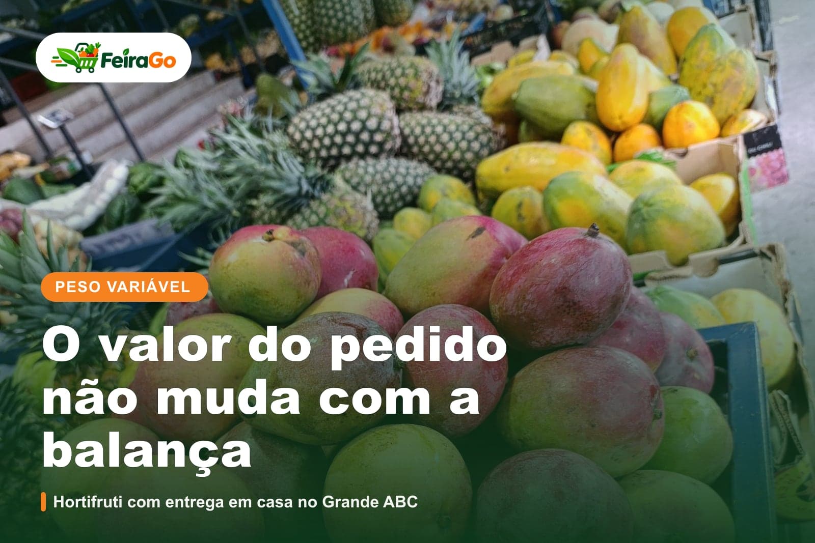 Mangas rosadas e amareladas, abacaxis e mamões empilhados em uma banca