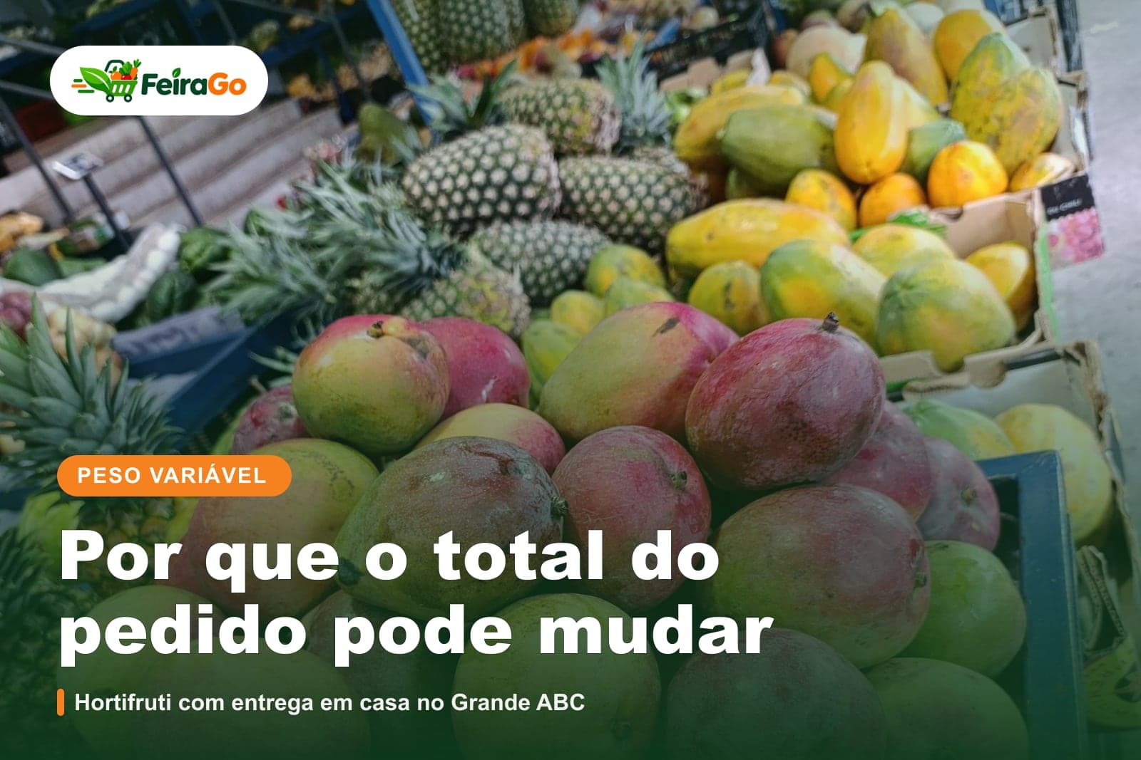 Mangas rosadas e amareladas, abacaxis e mamões empilhados em uma banca