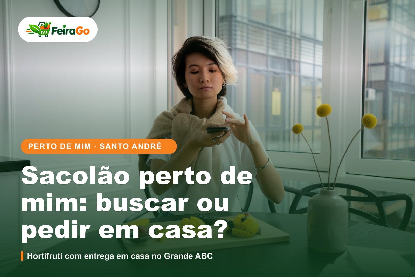 Mulher de cabelos curtos sentada à mesa fotografando com o celular um prato de frutas fatiadas