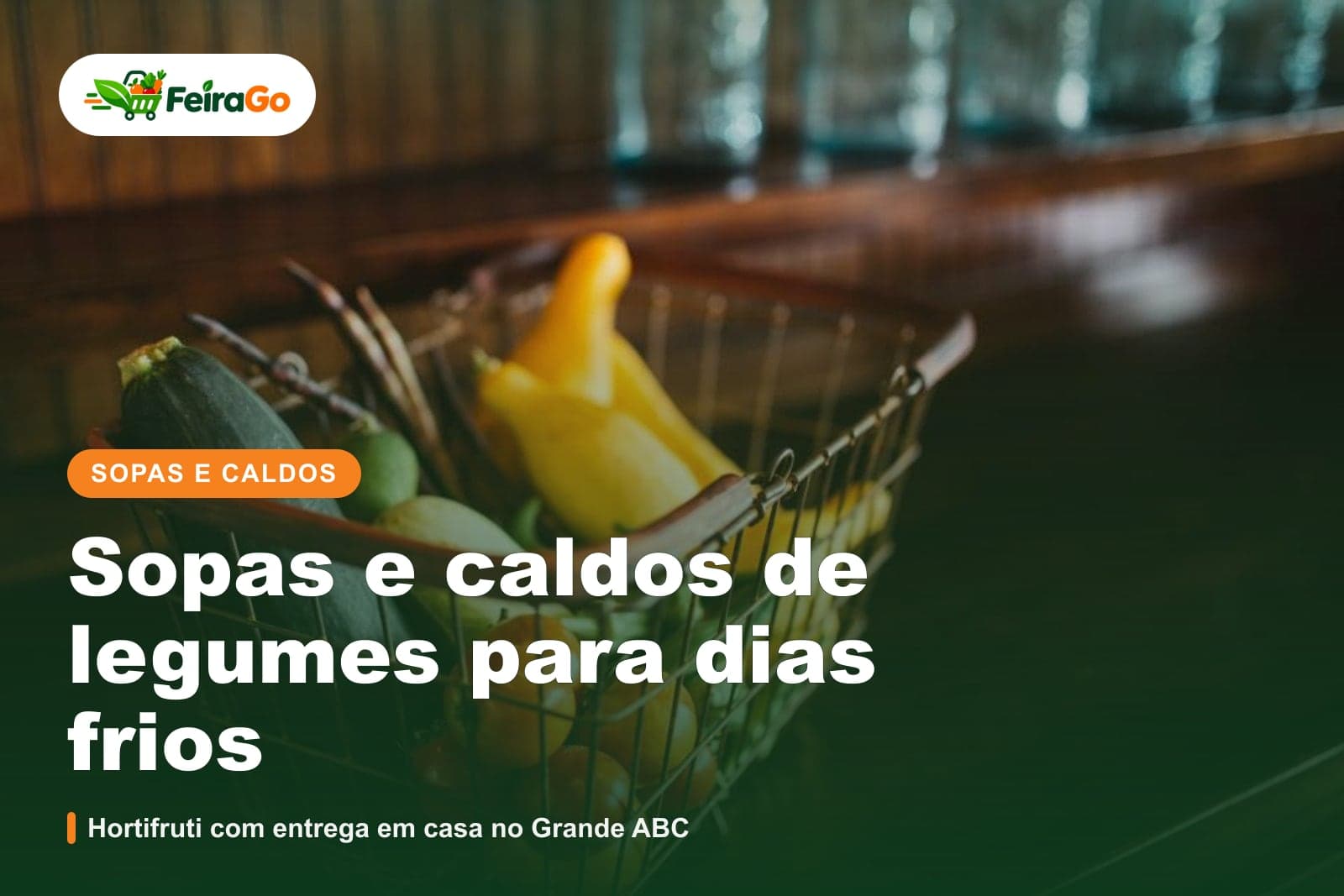 Cesta de arame com abobrinha, abóbora amarela e tomates sobre uma mesa de madeira escura
