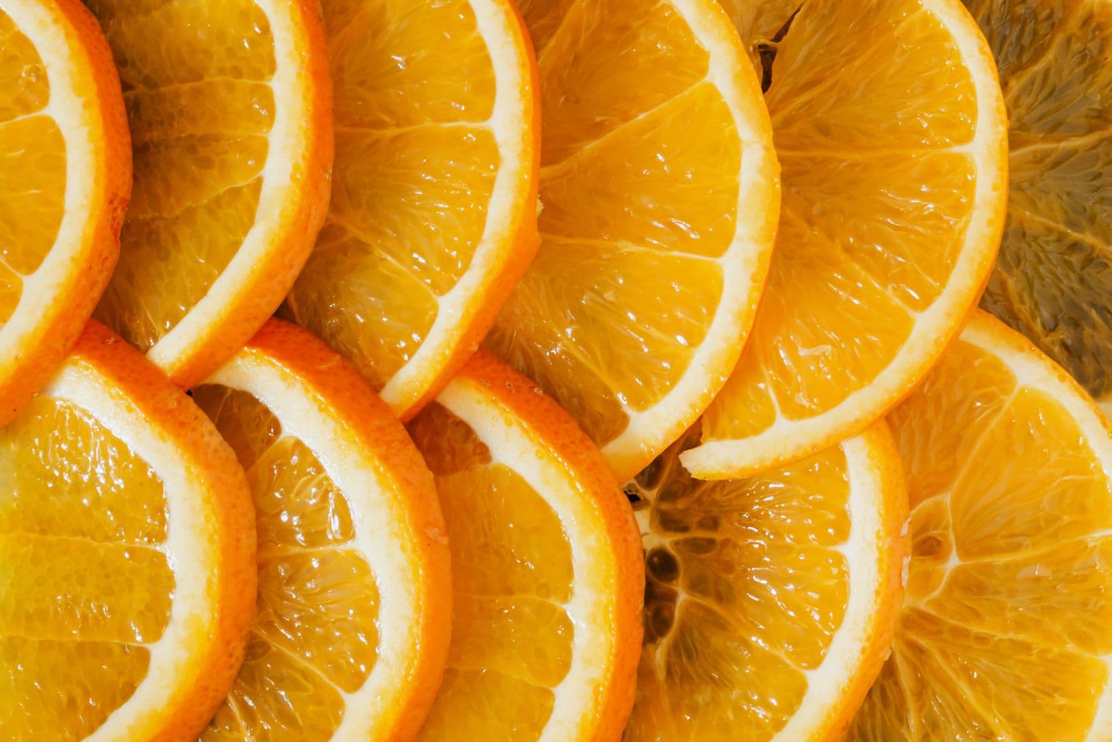 Fatias de laranja fresca dispostas lado a lado, close-up