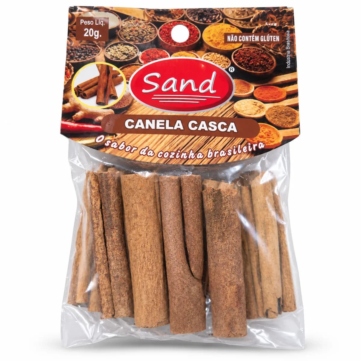 Paus de canela em casca, enrolados e de cor marrom-avermelhada, dentro da embalagem.